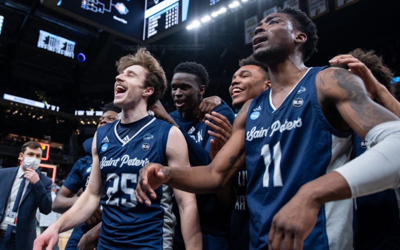 St. Peter's Peacocks basketball players celebrating after an NCAA Tournament win against Murray State