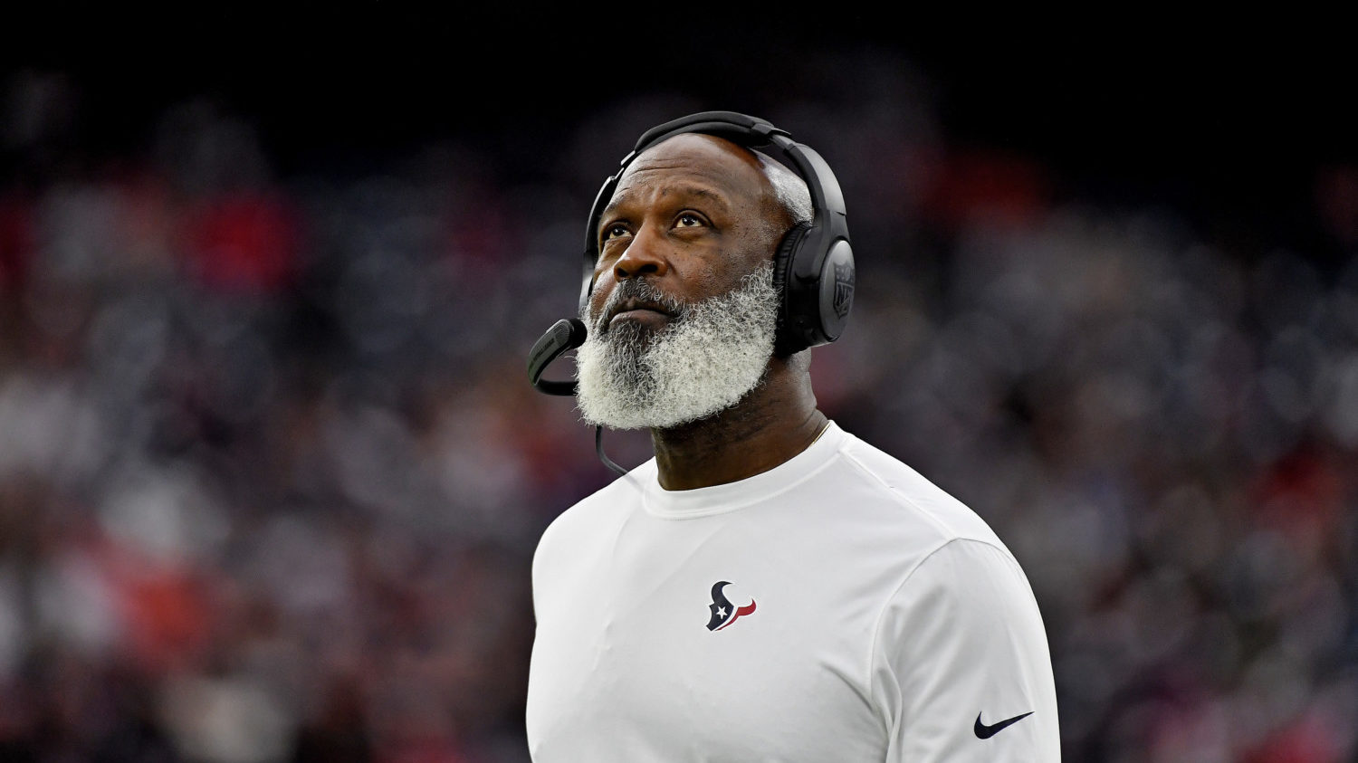 November 3, 2022: Houston Texans head coach Lovie Smith talks with